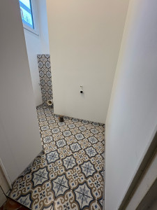 Photo de galerie - Pose d’un carrelage dans un toilette 