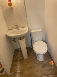 Photo de galerie - Poser lavabo et toilette