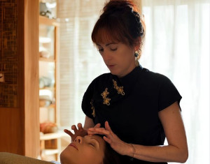 Photo de galerie - Massage Shiatsu facio-crânien libère les tensions du visage et du crâne, calme le mental et procure une profonde sensation d’apaisement. 