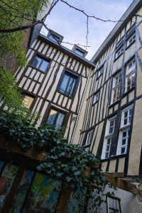 Photo de galerie - Immeuble du XVIIe siècle en rénovation.
Préserver l’authenticité et l’histoire du bâti ancien.