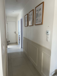 Photo de galerie - Création de moulures de soubassement en coupe à 45 avec peinture 