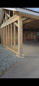Photo de galerie - Création d'un carport sur mesure avec rangement de bois de chauffage plus 3 voiture 