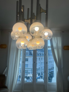 Photo de galerie - Installation d’un magnifique lustre de collection 