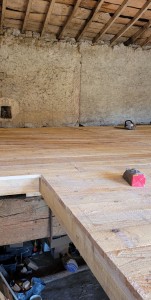 Photo de galerie - Reaffection de plancher changement de tout les chevrons plus calage et est mise en place du plancher bois 