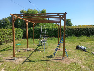 Photo de galerie - Montage avec scellement des pieds d'un carport 