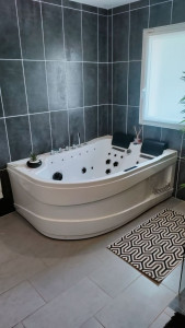 Photo de galerie - Remplacement d'une baignoire d'angle par une balnéo 