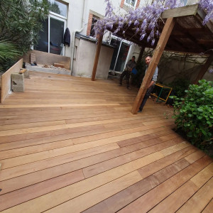 Photo de galerie - Terrasse complète en bois exotique, avec remplacement des poteaux de la pergola 