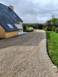 Photo de galerie - Réalisation d'une allé 300m2 avec un gravier 10/14 beige  avec une chaînette pour délimité l'espace jardin
