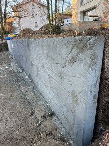 Photo de galerie - Mur de soutènement en béton armée avec la pose d’un polyane 