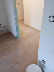Photo de galerie - Pose de parquet soignée et finitions de qualité.

