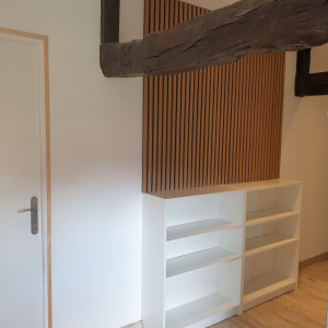 Photo de galerie - Montage et installation petite bibliothèque + panneaux acoustiques bois 