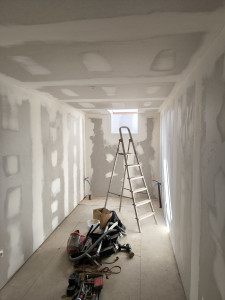 Photo de galerie - Création d'une chambre. Pose de placo, bandes et enduits. Murs et plafonds.
