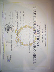 Photo de galerie - Diplôme a l'appui