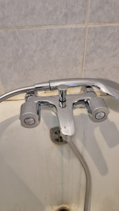 Photo de galerie - Remplacement d'une robinetterie d'une baignoire (photo n°2).