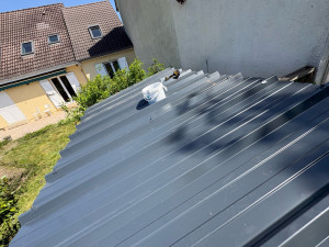 Photo de galerie - Couverture sur une cabane de jardin en bac acier 