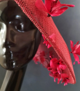 Photo de galerie - Chapeaux sisal rouge fleurs en soie peinte a la main 
justeunchapeau.com