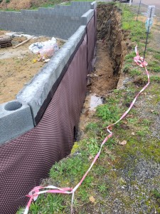 Photo de galerie - Installation de membrane Delta MS pour la protection des murs souterrains.