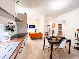 Photo de galerie - Salon propre, organisé et soigneusement préparé pour offrir aux voyageurs un espace confortable et accueillant.