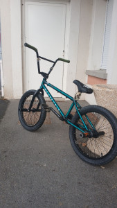 Photo de galerie - Transfert des pièces d'un cadre de BMX à celui la avec ajouts de pegs, guard, chaîne renforcée et cintre 4 pièces 