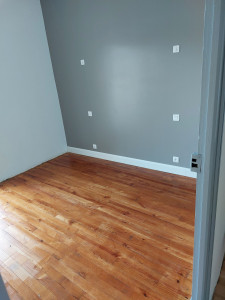 Photo de galerie - Préparation des murs et applications de peinture et vitrification du parquet 