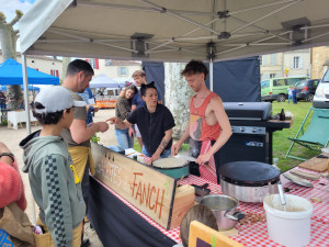 Photo de galerie - Stand de galettes et crêpes sur le joyeux marché de Préchac. Installation possible chez vous pour anniversaire, réunion de famille...