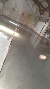 Photo de galerie - à la suite de la préparation, coulage + surfaçage finition miroir. rendue chantier fini propre.