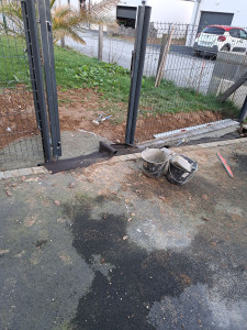 Photo de galerie - Réalisation d'une clôture
Pose du portillon 
Finition en pavés 

