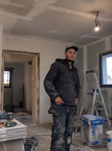 Photo de galerie - Rénovation intérieure en cours : préparation et enduisage des murs et plafonds, réalisation des bandes, ponçage et préparation des surfaces avant peinture. Travaux de finition et remise en état pour obtenir un résultat propre, lisse et soigné.