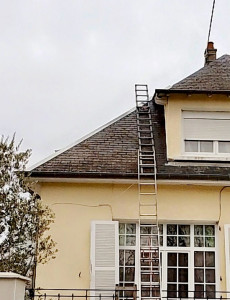 Photo de galerie - Réalisation d’arêtier en zinc