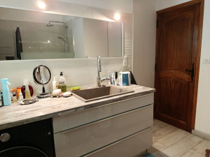 Photo de galerie - Meubles de salle de bain déjà montés avec plomberie et carrelage 