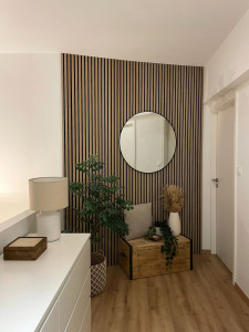 Photo de galerie - Vue d’ensemble après réalisation : le claustra apporte du relief, de la chaleur et structure visuellement l’espace tout en s’intégrant à la décoration existante.