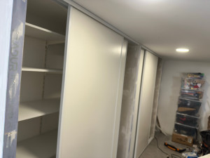 Photo de galerie - Création trois petit mur placo pour 10 étagère plus installation de 4 portes coulissantes.