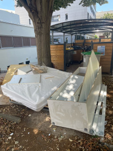 Photo de galerie - Sortir les encombrants sur le trottoir après avoir démonter l’armoire et le lit 