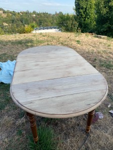 Photo de galerie - Ponçage et peinture d’une vielle table et de ses chaises
