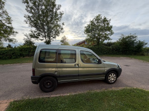 Photo de galerie - Faire quelque réparation sur la voiture et à l’intérieur 