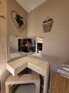 Photo de galerie - Bureaux et bancs réalisés sur mesure 