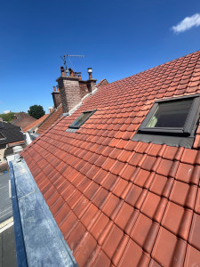 Photo de galerie - Réfection complète d’une toiture en tuiles type postel 20 amarante avec reprise du chêneau zinc et pose de velux 
