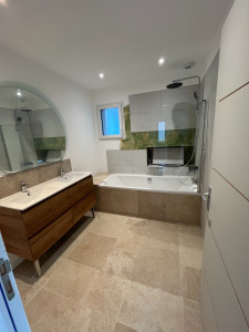 Photo de galerie - Pose des meubles et des vasques, robinetterie, miroir, baignoire, parois mitigeur, mise en eau et vérification du fonctionnement. Le reste est aux charges, des autres artisans.