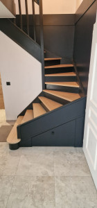 Photo de galerie - Sablage et remise en peinture d'un escalier avec vitrificateur sur marche ainsi qu'un placard sur mesure 