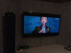 Photo de galerie - Mise en place d'un support tv avec bras amovible et en même temps branchement d'une fire stick tv et mise en service 