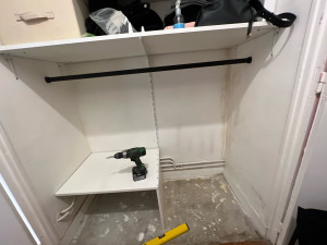 Photo de galerie - Montage d’un dressing au couloir avec 3 étagère, penderie, et un petit tiroir