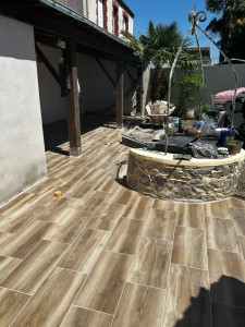 Photo de galerie - Restauration complète d’une terrasse avec son puits et son mur en pierre