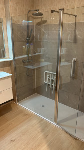 Photo de galerie - Rénovation d une salle de bain en douche italienne PMR