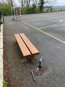 Photo de galerie - Restauration de banc à l’école saint Louis 