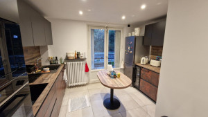 Photo de galerie - Restauration complète de la cuisine : modification installation électrique, création faux plafond placo avec spot, reprise murs et peinture, pose cuisine.