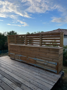 Photo de galerie - Fabrication d’une jardinière sur mesure avec claustra et rangement en dessous (photo en cours de ponçage)