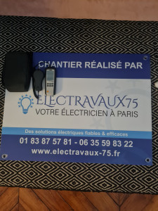 Photo de galerie - Prise de messure avec un luxmetre ou l'unité de messure et le lux qui sert à mesurer l'éclaircissement de toute appareil d'éclairage, bureaux, usine, écoles. 