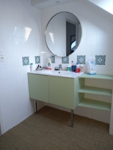 Photo de galerie - Relookage de meuble
Ajout de tablettes
Installation miroir
Pose de revêtement de sol