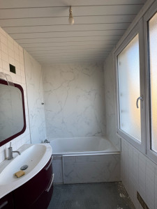 Photo de galerie - Pose du plafond en pvc et lames au dessus de la baignoire 
