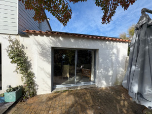 Photo de galerie - Reprise d’une arrase et des tuile de débord et enduit de façade 